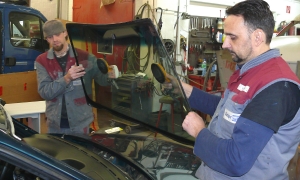 Karosseriebau Krüger Unfallinstandsetzung KFZ-Windschutzscheibe